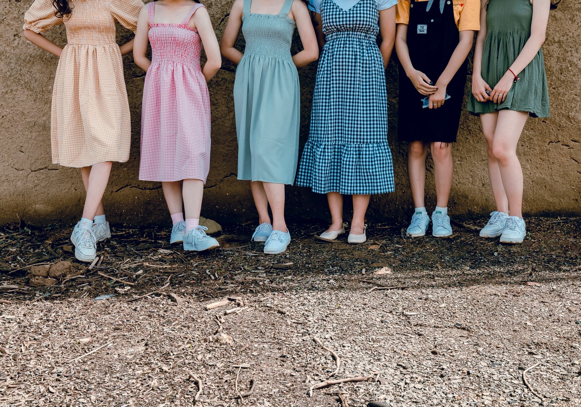women-standing-wall-1140907.jpg