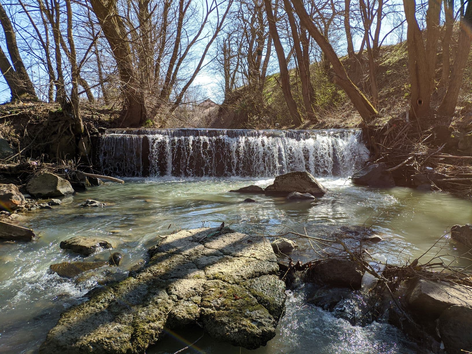 prehradenie na rieke Hucava pod Poľanou, ktoré by sa malo odstraňovať© Miroslav Očadlík, WWF Slovensko.jpg